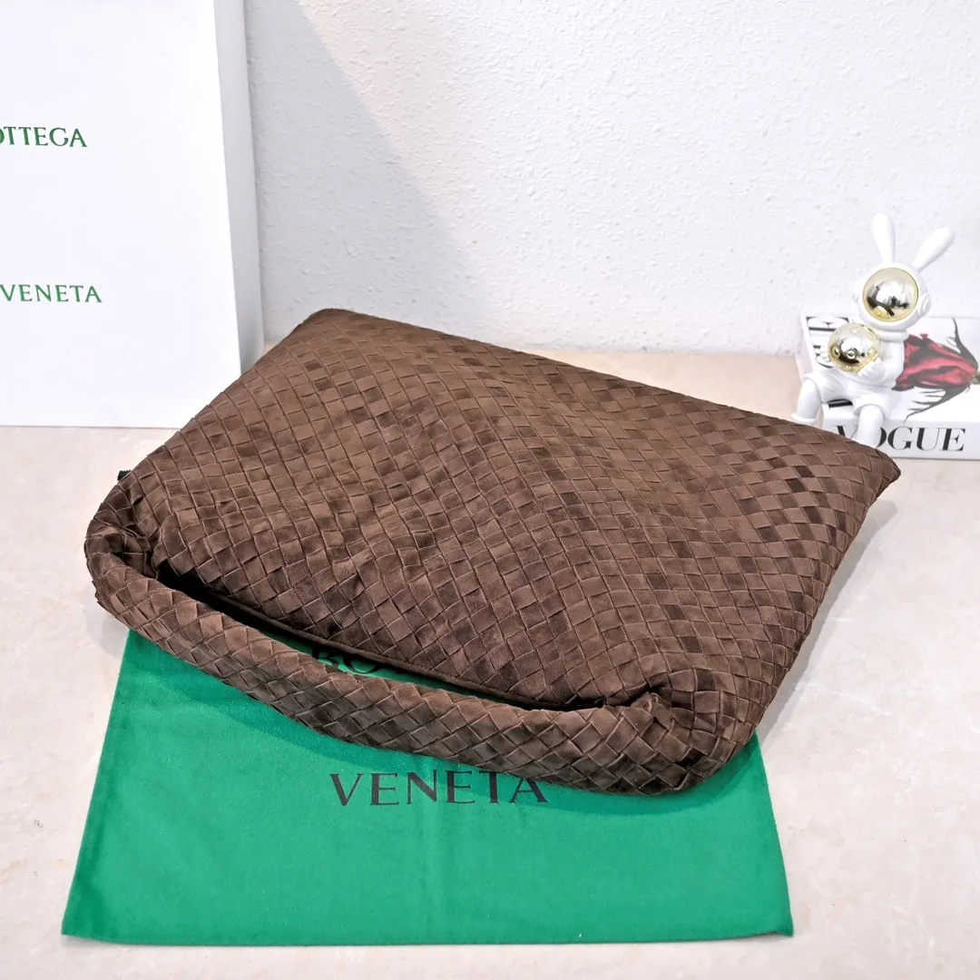 Batch 2160 #Bv Yangjin large size HOP cowhide, the bag body and handles are made of a whole piece of woven leather. The bag body is soft and lazy. Hop symbolizes the praise of innovation and eternal craftsmanship [love]. The pyramid silhouette combines practicality and fashion. Modern and casual, the bag mouth is double-sided closed design, more convenient and safe! Made of soft cowhide and full of texture, this is a must-have for fashionable ladies who like minimalism, comfort and casualness! Model: 3970 Dimensions: 54x24x13